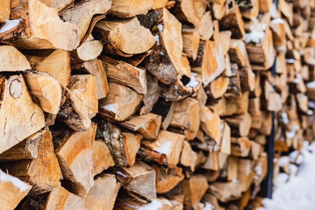 What are the Advantages of Sustainable Dry Firewood?